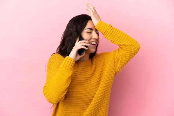 Jovem Mulher Caucasiana Usando Telefone Celular Isolado Fundo Rosa Percebeu — Fotografia de Stock