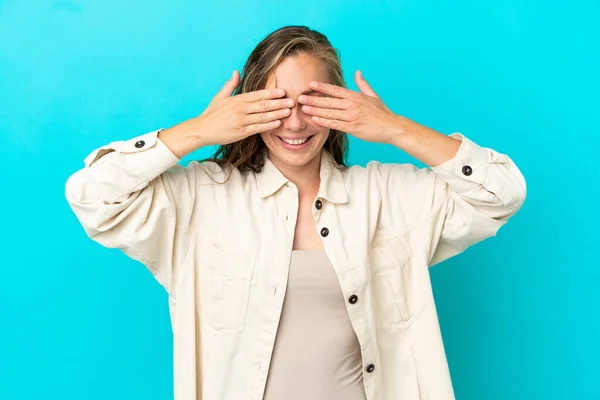 Junge Kaukasische Frau Isoliert Auf Blauem Hintergrund Die Die Augen — Stockfoto