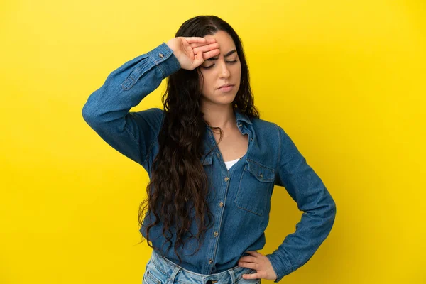 Jovem Caucasiana Isolada Fundo Amarelo Com Expressão Cansada Doente — Fotografia de Stock