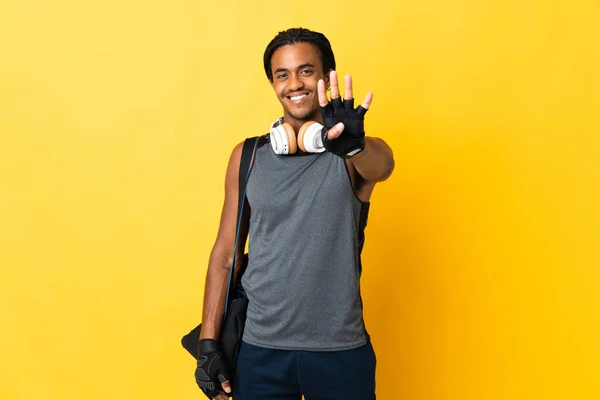Ung Sport Afroamerikansk Man Med Flätor Med Väska Isolerad Gul — Stockfoto