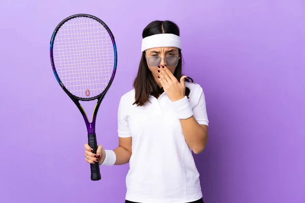 Молода Жінка Тенісистка Над Ізольованим Тлом Позіхання Покриття Широкого Відкритого — стокове фото
