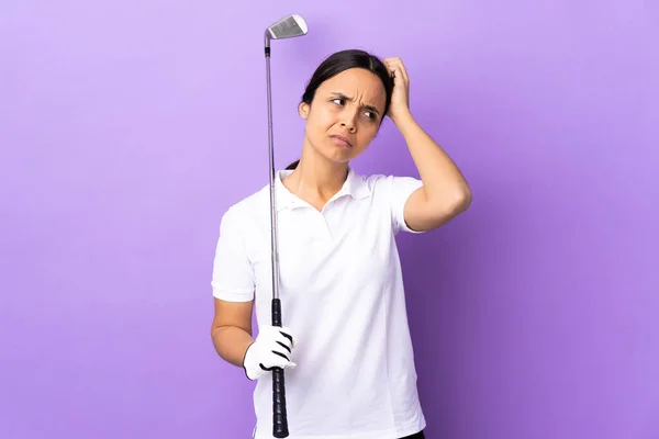 Jovem Golfista Mulher Sobre Isolado Colorido Fundo Tendo Dúvidas Coçar — Fotografia de Stock