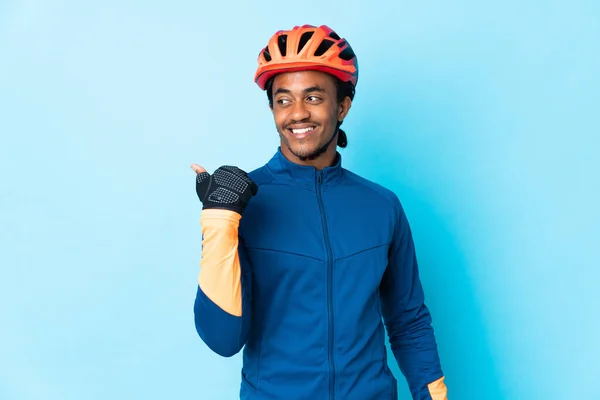 Joven Ciclista Con Trenzas Sobre Fondo Aislado Apuntando Hacia Lado — Foto de Stock