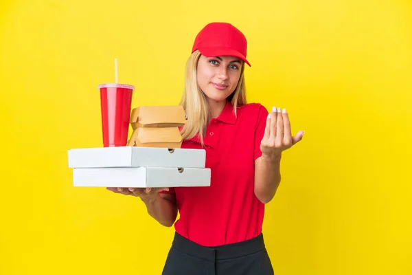 Consegna Donna Uruguaiana Tenendo Fast Food Isolato Sfondo Giallo Invitando — Foto Stock