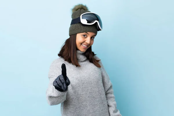 Menina Esquiador Corrida Mista Com Óculos Snowboard Sobre Fundo Azul — Fotografia de Stock