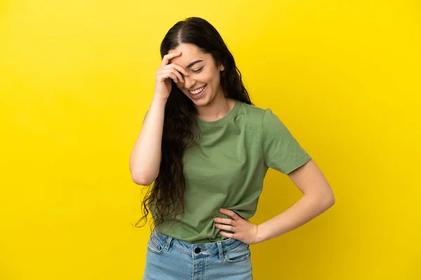 Jonge Kaukasische Vrouw Geïsoleerd Gele Achtergrond Lachen — Stockfoto
