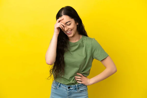 Jovem Caucasiana Isolada Fundo Amarelo Rindo — Fotografia de Stock