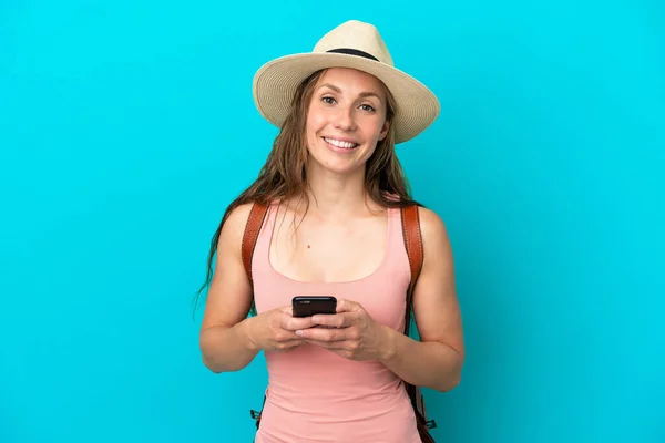 Mladá Běloška Letních Prázdninách Izolované Modrém Pozadí Odesílání Zprávy Mobilním — Stock fotografie
