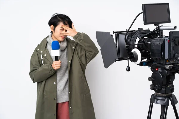 Reporter Donna Vietnamita Che Tiene Microfono Riporta Notizie Che Coprono — Foto Stock