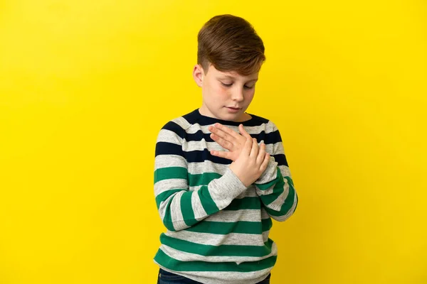 Piccolo Ragazzo Rosso Isolato Sfondo Giallo Che Soffre Dolore Alle — Foto Stock