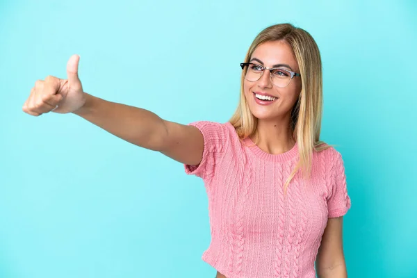 Blondýny Uruguayky Dívka Izolované Modrém Pozadí Dává Palce Nahoru Gesto — Stock fotografie