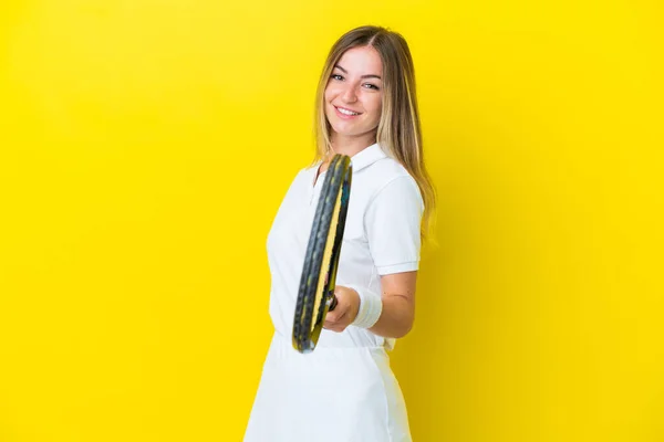 Jonge Roemeense Vrouw Geïsoleerd Gele Achtergrond Spelen Tennis — Stockfoto