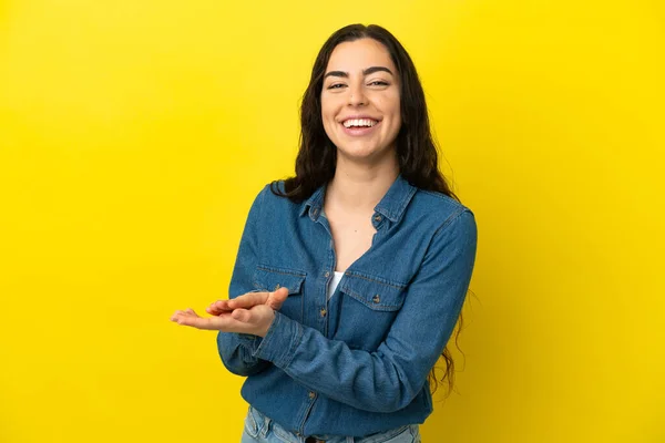 Jeune Femme Caucasienne Isolée Sur Fond Jaune Applaudissements — Photo