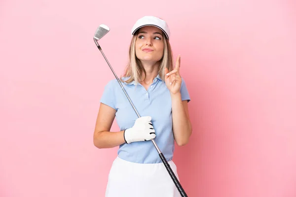 Giovane Golfista Donna Isolata Sfondo Rosa Con Dita Incrociate Augurando — Foto Stock