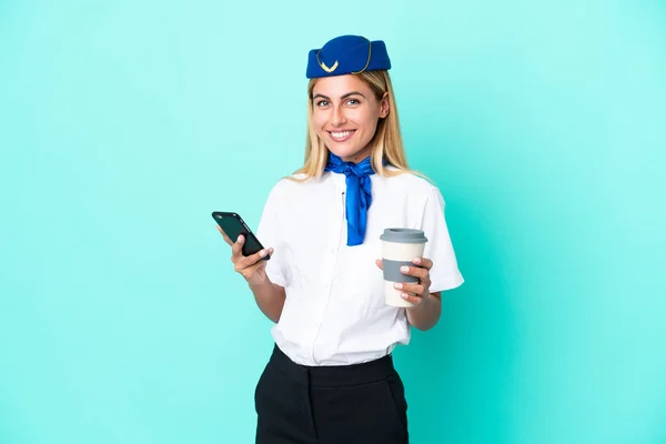 Azafata Avión Mujer Uruguaya Aislada Sobre Fondo Azul Sosteniendo Café — Foto de Stock