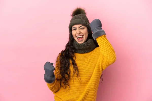 Νεαρό Καυκάσιο Κορίτσι Χειμερινό Καπέλο Απομονωμένο Μωβ Φόντο Γιορτάζει Μια — Φωτογραφία Αρχείου