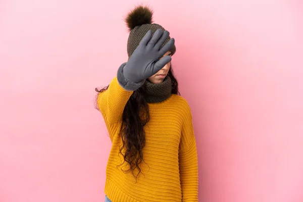 Jovem Caucasiana Com Chapéu Inverno Isolado Fundo Roxo Fazendo Parar — Fotografia de Stock