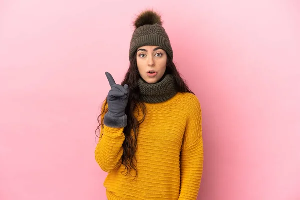 年轻的高加索女孩 头戴紫色背景的冬帽 想在举起一只手指头的同时实现这个解决方案 — 图库照片