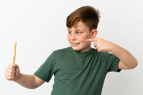 Menino Ruivo Segurando Uma Escova Dentes Isolada Fundo Branco Apontando — Fotografia de Stock