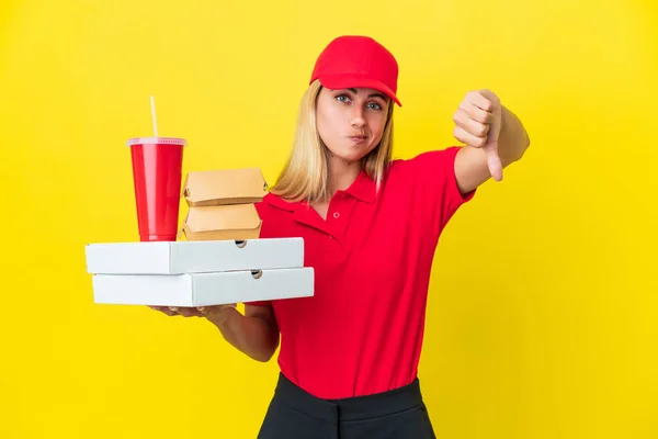 Entrega Mujer Uruguaya Sosteniendo Comida Rápida Aislada Sobre Fondo Amarillo — Foto de Stock