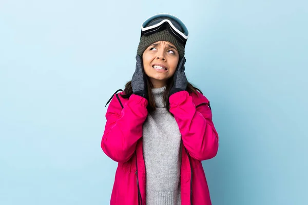 Menina Esquiador Corrida Mista Com Óculos Snowboard Sobre Fundo Azul — Fotografia de Stock