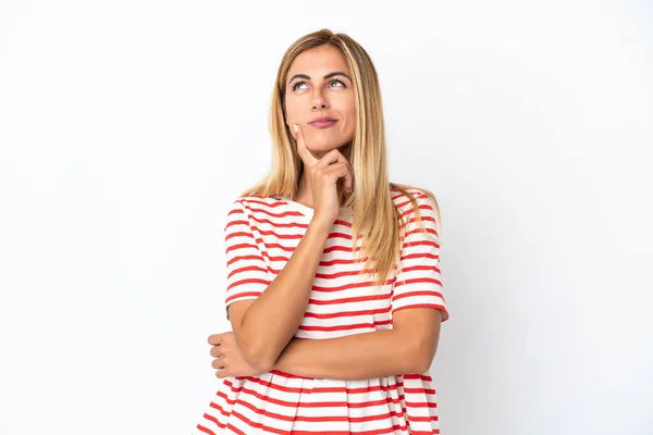 Blonde Uruguayan Girl Isolated White Background Having Doubts While Looking — Stock Photo, Image