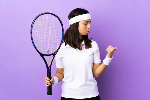 Zole Edilmiş Arka Planda Genç Bayan Tenisçi Mutsuz Kenarı Işaret — Stok fotoğraf