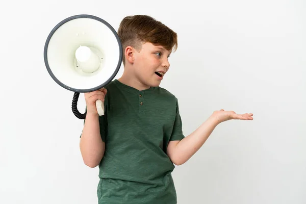 Mały Rudy Chłopiec Odizolowany Białym Tle Trzymając Megafon Zaskoczeniem Wyraz — Zdjęcie stockowe
