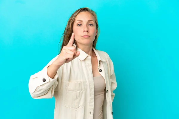 Jonge Kaukasische Vrouw Geïsoleerd Blauwe Achtergrond Gefrustreerd Wijzen Naar Voorkant — Stockfoto