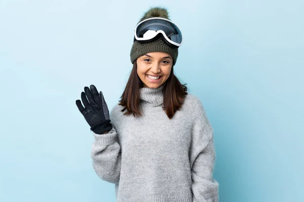 Chica Esquiadora Carrera Mixta Con Gafas Snowboard Sobre Fondo Azul —  Fotos de Stock