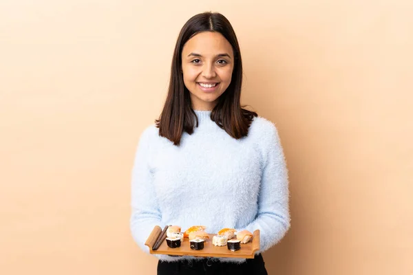 Junge Brünette Frau Mit Gemischter Rasse Hält Sushi Über Isoliertem — Stockfoto