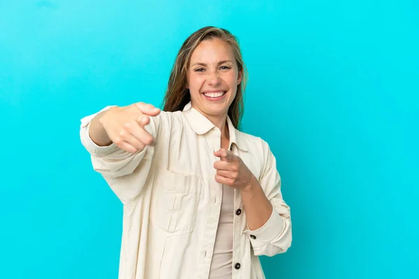 Young Caucasian Woman Isolated Blue Background Pointing Front Smiling — Stock Photo, Image