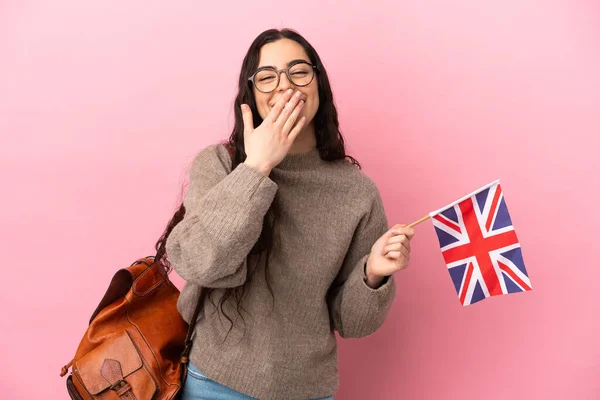 Mladá Běloška Drží Vlajku Spojeného Království Izolované Růžovém Pozadí Šťastný — Stock fotografie