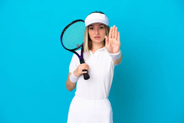 Joven Tenista Rumana Aislada Sobre Fondo Azul Haciendo Stop Gesture — Foto de Stock