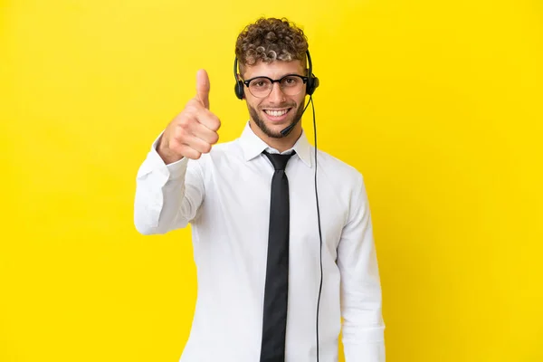 Telemarketer Blondynka Człowiek Pracuje Zestawu Słuchawkowego Izolowane Żółtym Tle Kciuki — Zdjęcie stockowe