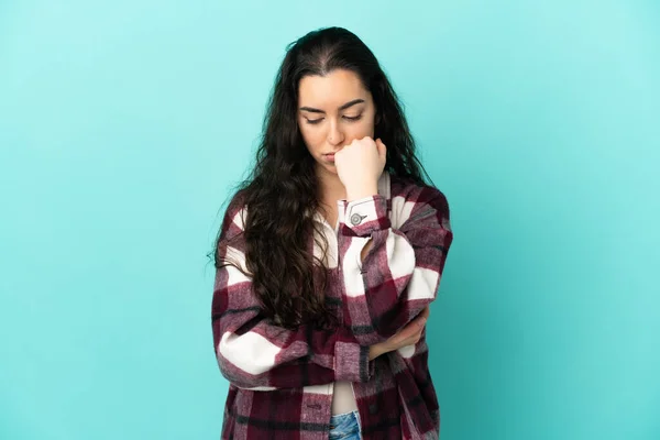 Jovem Caucasiana Isolada Fundo Azul Com Dúvidas — Fotografia de Stock