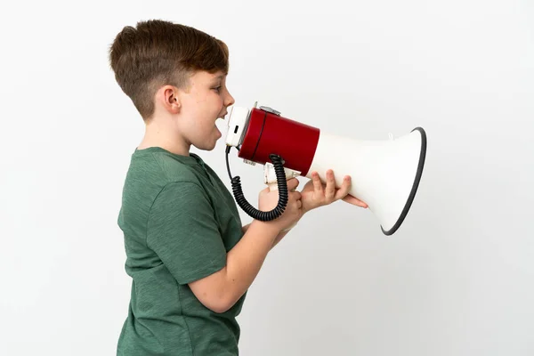 Pequeno Menino Ruivo Isolado Fundo Branco Gritando Através Megafone Para — Fotografia de Stock