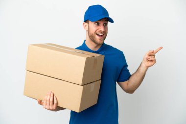 Teslimatçı beyaz arka plan üzerinde bir parmak kaldırarak çözümü gerçekleştirmek niyetinde