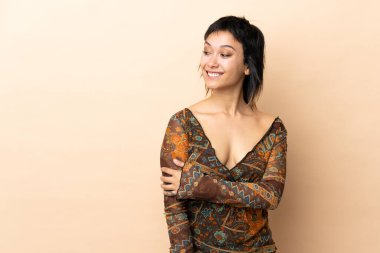 Bej arka planda izole edilmiş Hintli kadın gülüyor