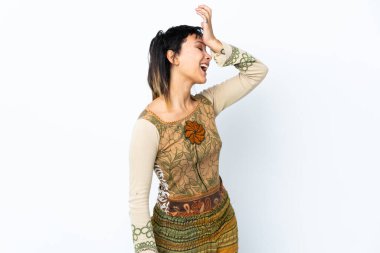 Genç Uruguaylı kız izole edilmiş beyaz arka planda bir şey fark etti ve çözüme niyetlendi.