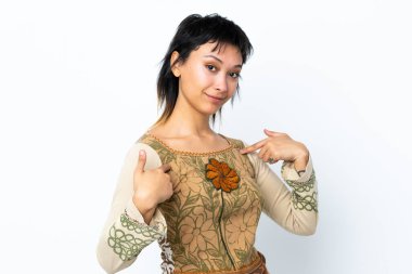 İzole edilmiş beyaz bir geçmişi olan genç Uruguaylı kız kendini işaret ediyor.