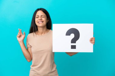 İzole edilmiş arka planı olan genç bir kadın üzerinde soru işareti olan bir pankart tutuyor.