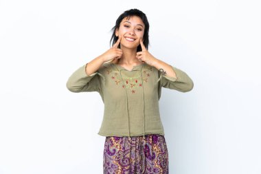 Genç Uruguaylı kız izole beyaz arka planda mutlu ve hoş bir ifadeyle gülümsüyor.