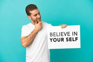 Yakışıklı, mavi arka planda üzerinde 