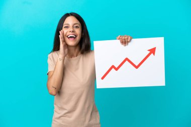 İzole edilmiş arka plan üzerinde büyüyen bir istatistik ok sembolü ve bağıran bir tabela tutan genç kadın.