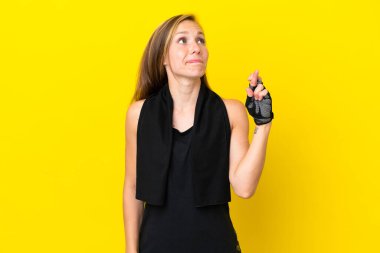 Genç sporcu İngiliz kadın beyaz arka planda izole edilmiş, şans diliyor ve en iyisini diliyor.