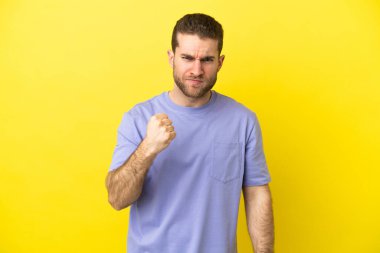 Sarışın yakışıklı, izole edilmiş, mutsuz bir suratı var.