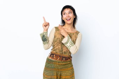 Genç Uruguaylı kız izole edilmiş beyaz arka planda işaret parmağı harika bir fikir.