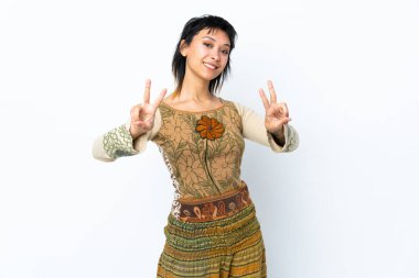 Genç Uruguaylı kız izole edilmiş beyaz arka planda zafer işareti gösteriyor.