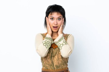 Genç Uruguaylı kız izole edilmiş beyaz arka planda hayal kırıklığına uğramış ve kulaklarını kapatmış